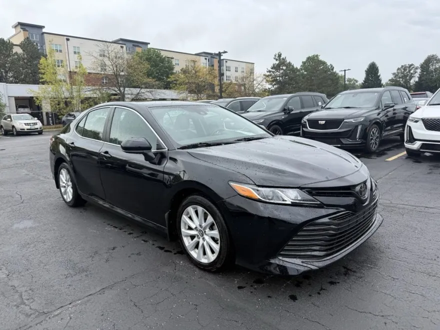 2019 Toyota Camry LE photo 1