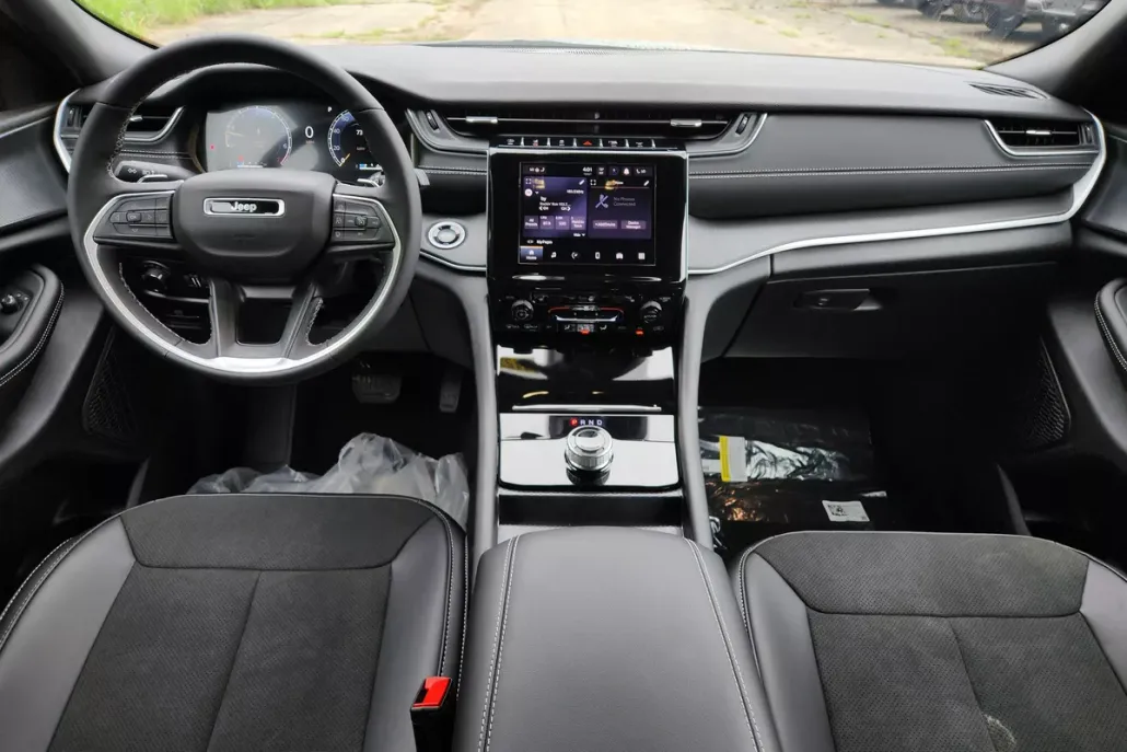 2025 Jeep Grand Cherokee Altitude photo 1
