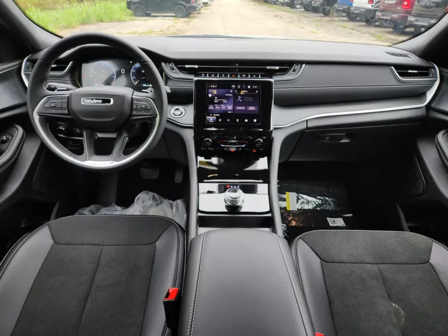 2025 Jeep Grand Cherokee Altitude photo 1