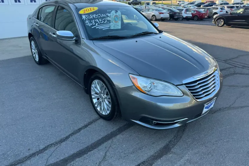 2012 Chrysler 200 Limited photo 1