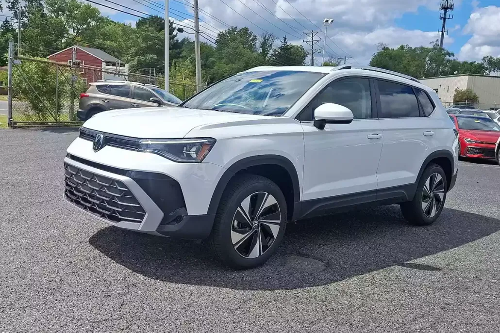 2025 Volkswagen Taos SE photo 1