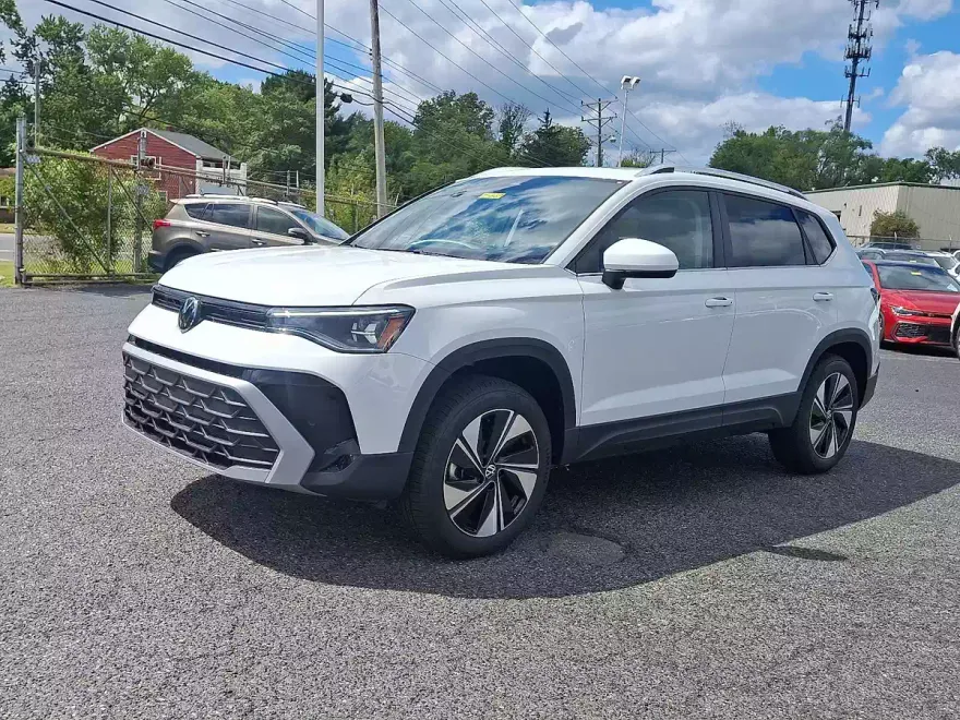 2025 Volkswagen Taos SE photo 1