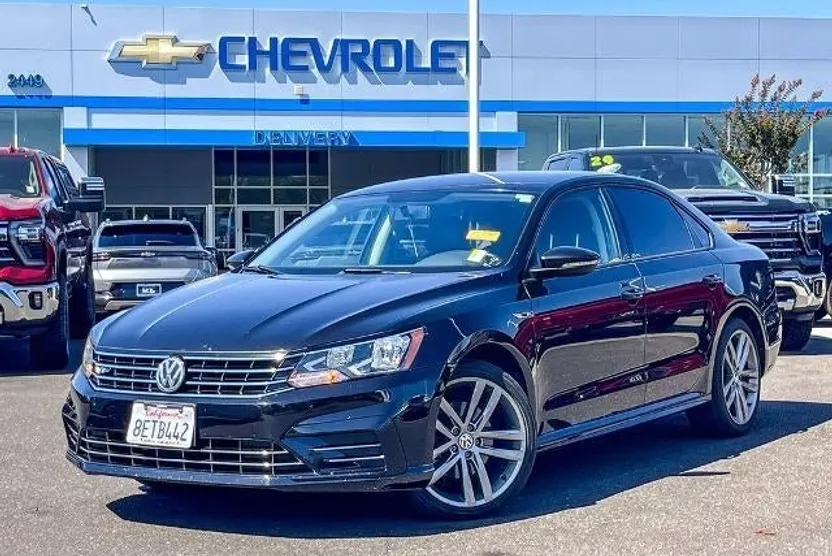 2018 Volkswagen Passat 2.0T S photo 1