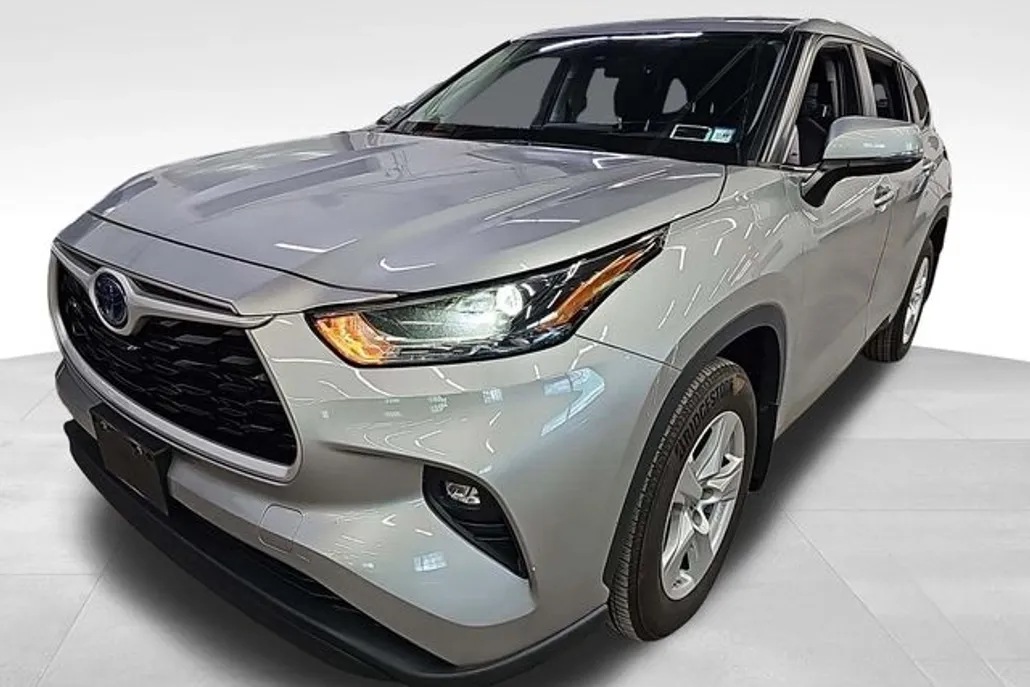 2023 Toyota Highlander Hybrid LE photo 1