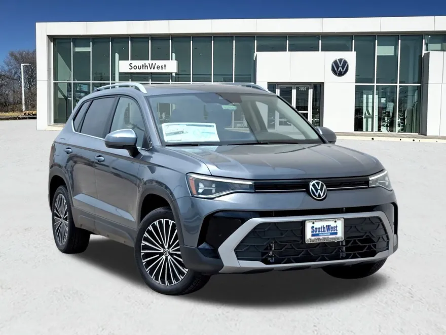 2025 Volkswagen Taos SE photo 1