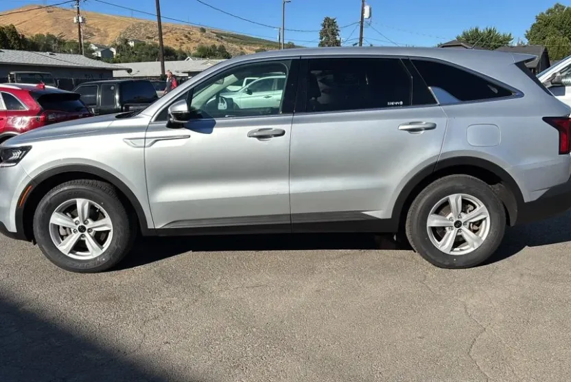2021 Kia Sorento LX photo 1