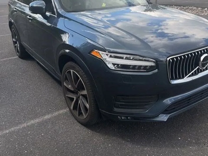 2022 Volvo XC90 T6 Momentum photo 1
