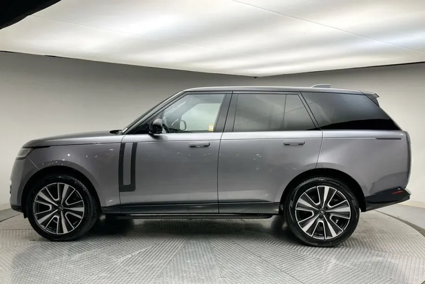 2025 Land Rover Range Rover SE photo 1