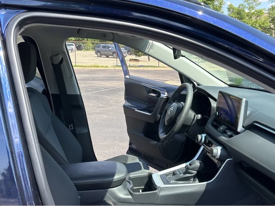 2024 Toyota RAV4 XLE photo 30