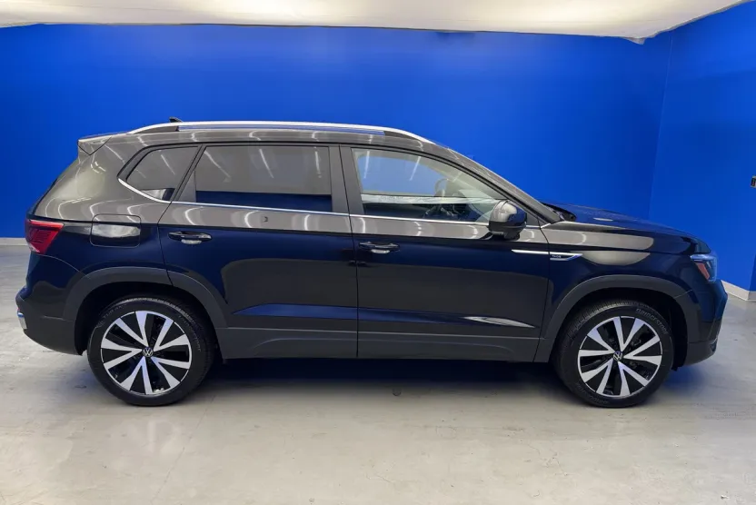 2023 Volkswagen Taos SE photo 1