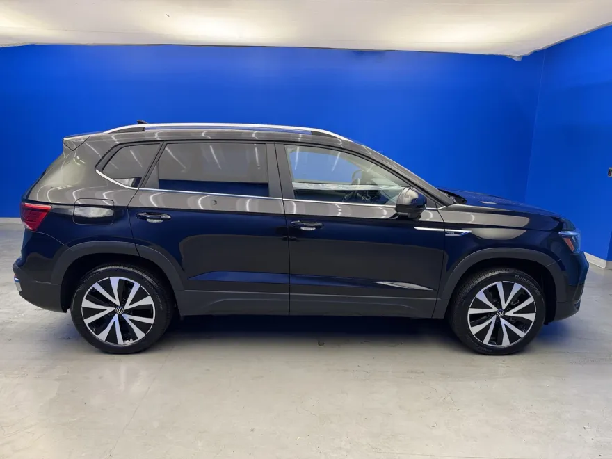 2023 Volkswagen Taos SE photo 1