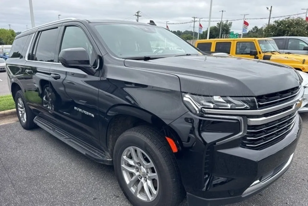 2023 Chevrolet Suburban LT photo 1