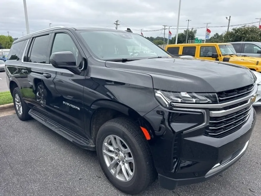 2023 Chevrolet Suburban LT photo 1