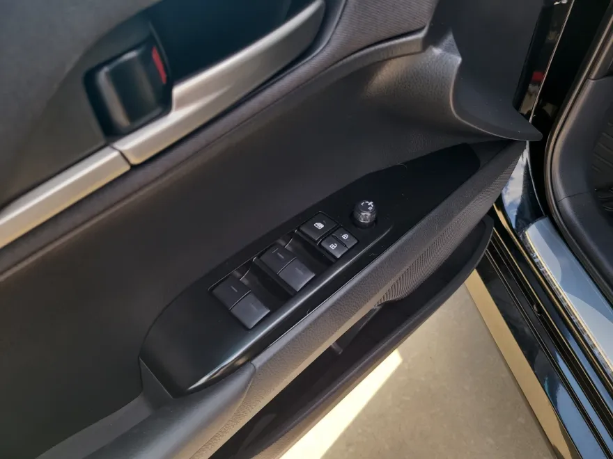 2025 Toyota Camry LE photo 1