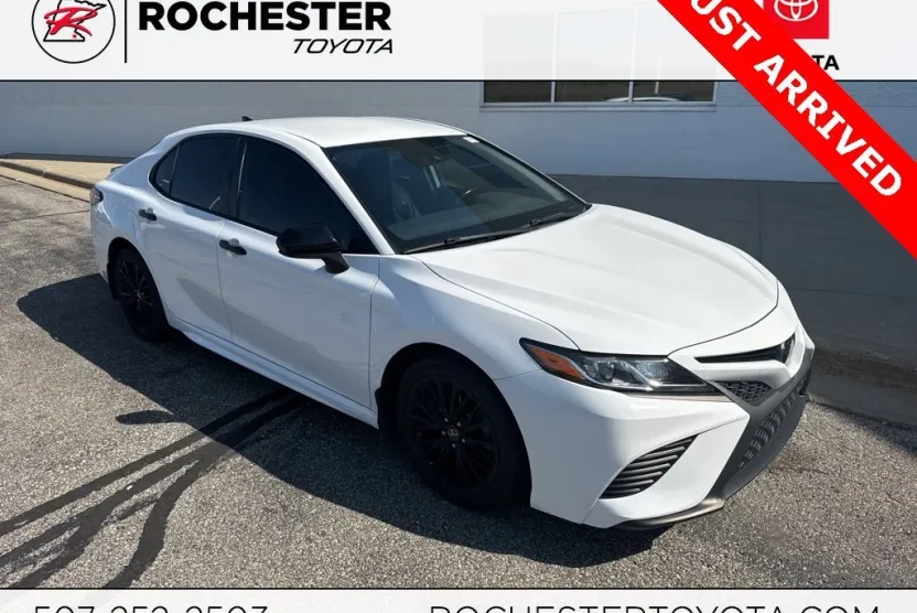 2019 Toyota Camry SE photo 1