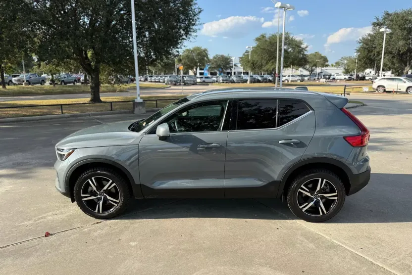 2023 Volvo XC40 Plus photo 1