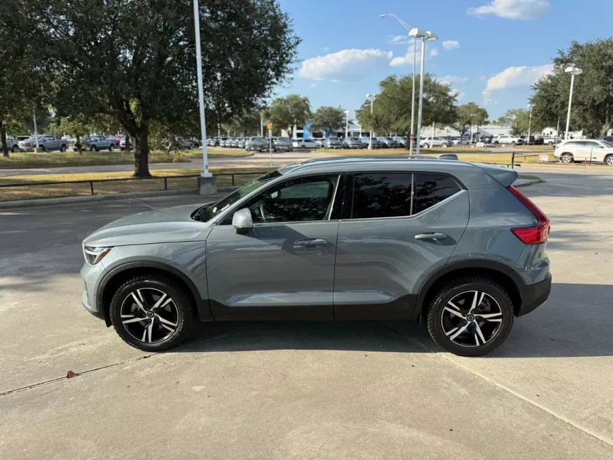 2023 Volvo XC40 Plus photo 1