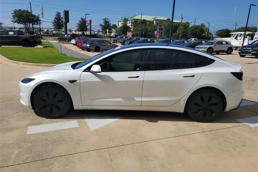 2024 Tesla Model 3 photo 1