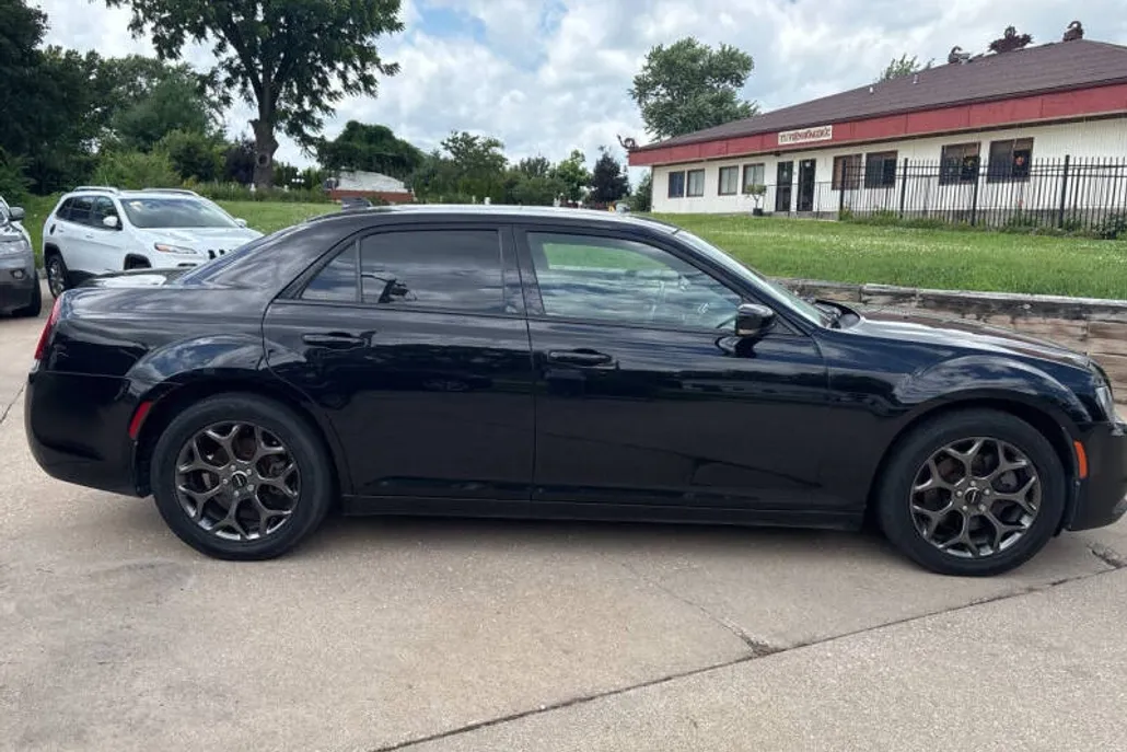 2017 Chrysler 300 S photo 1