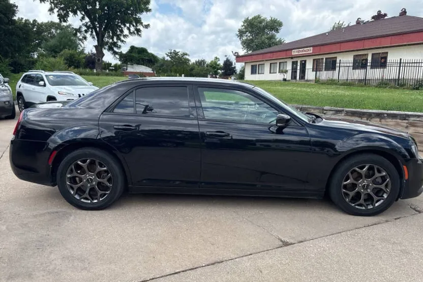 2017 Chrysler 300 S photo 1