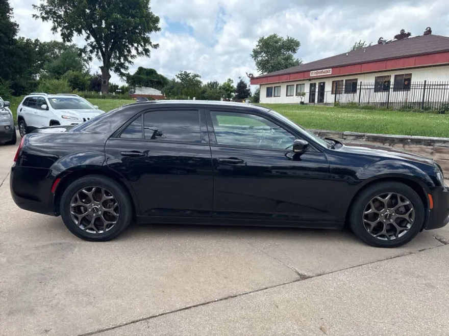 2017 Chrysler 300 S photo 1