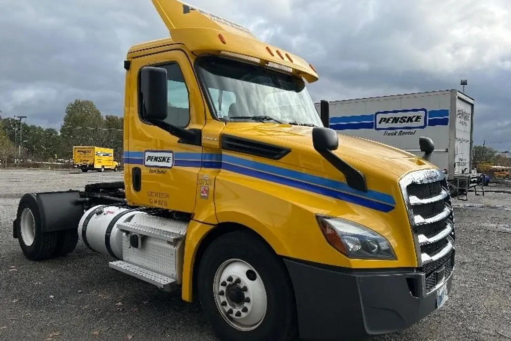 2020 Freightliner Cascadia 126" Day cab photo 1