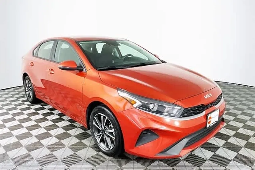 2023 Kia Forte LXS photo 1
