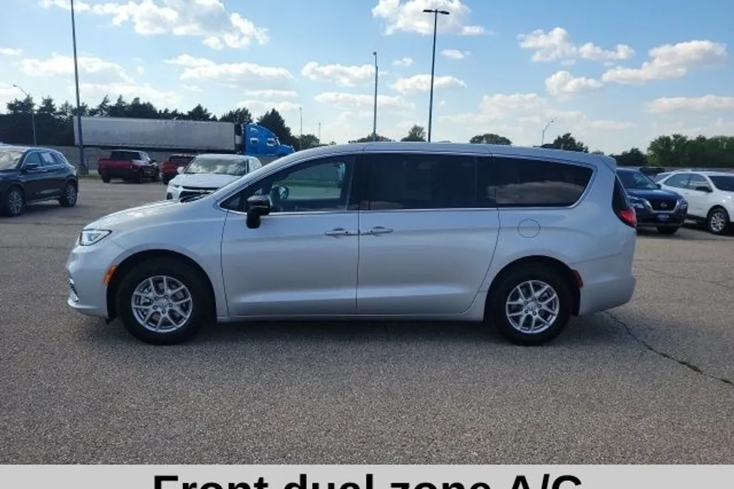 2026 Chrysler Pacifica photo 1