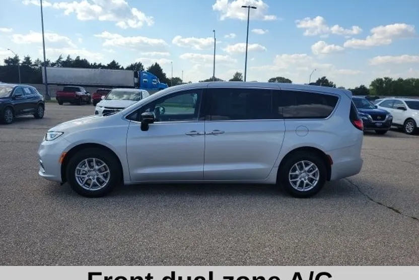 2026 Chrysler Pacifica photo 1
