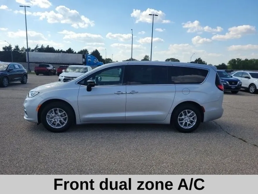 2026 Chrysler Pacifica photo 1