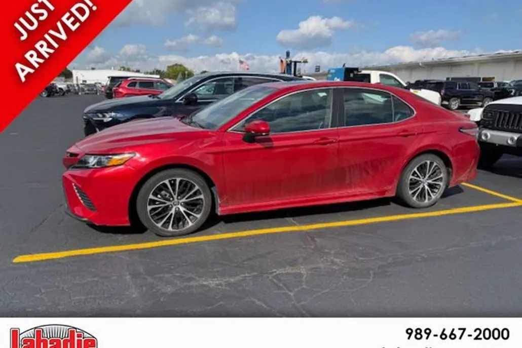 2019 Toyota Camry SE XLE photo 1