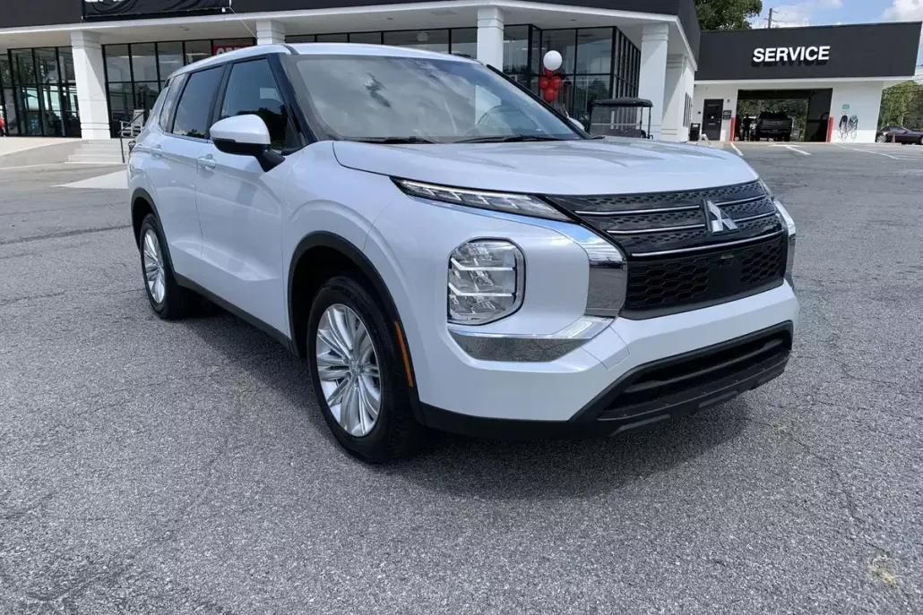 2024 Mitsubishi Outlander ES photo 1
