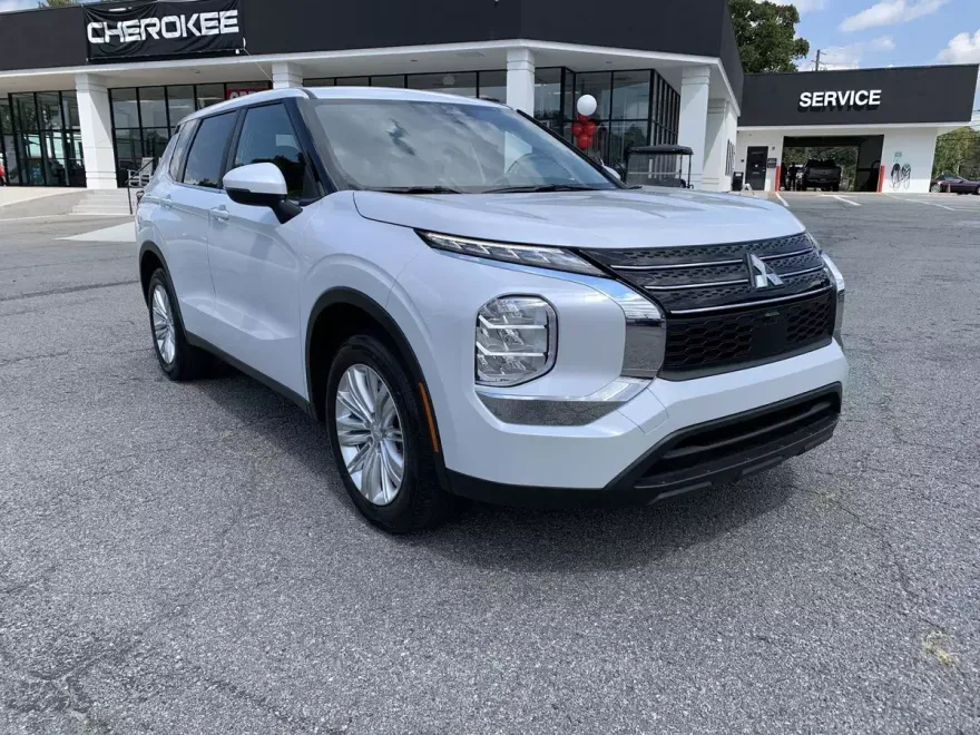 2024 Mitsubishi Outlander ES photo 1