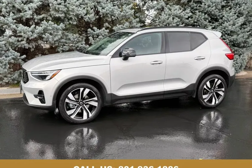 2025 Volvo XC40 Plus photo 1