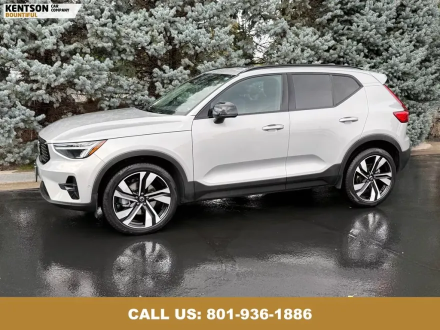 2025 Volvo XC40 Plus photo 1