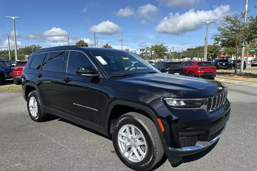 2025 Jeep Cherokee Laredo photo 1