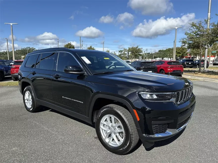 2025 Jeep Cherokee Laredo photo 1
