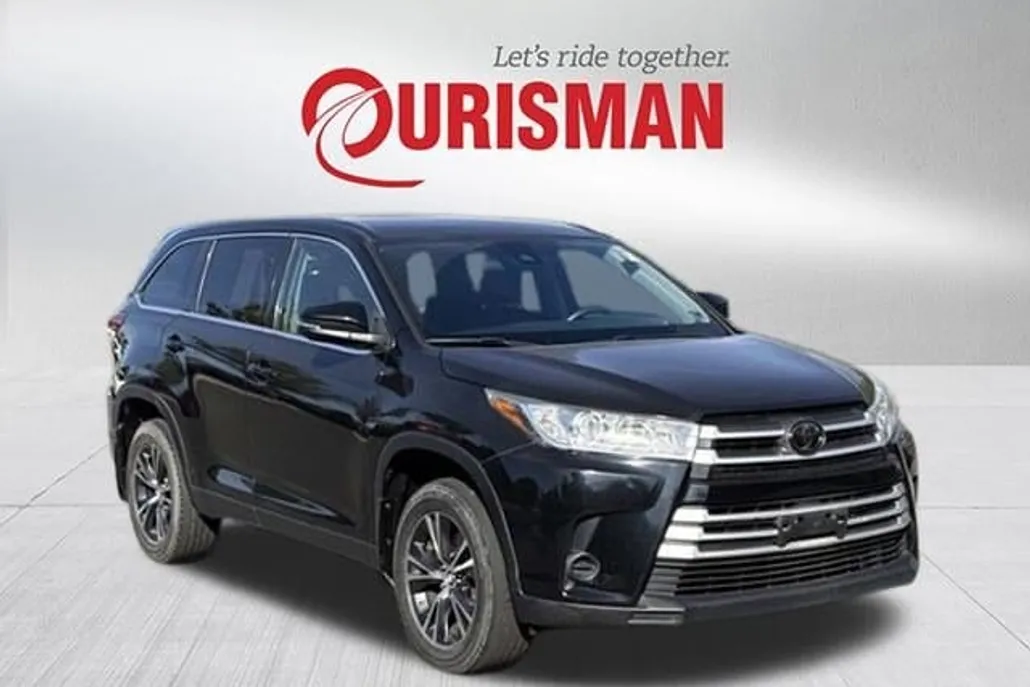 2019 Toyota Highlander LE photo 1