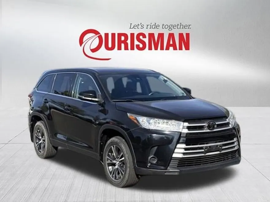 2019 Toyota Highlander LE photo 1