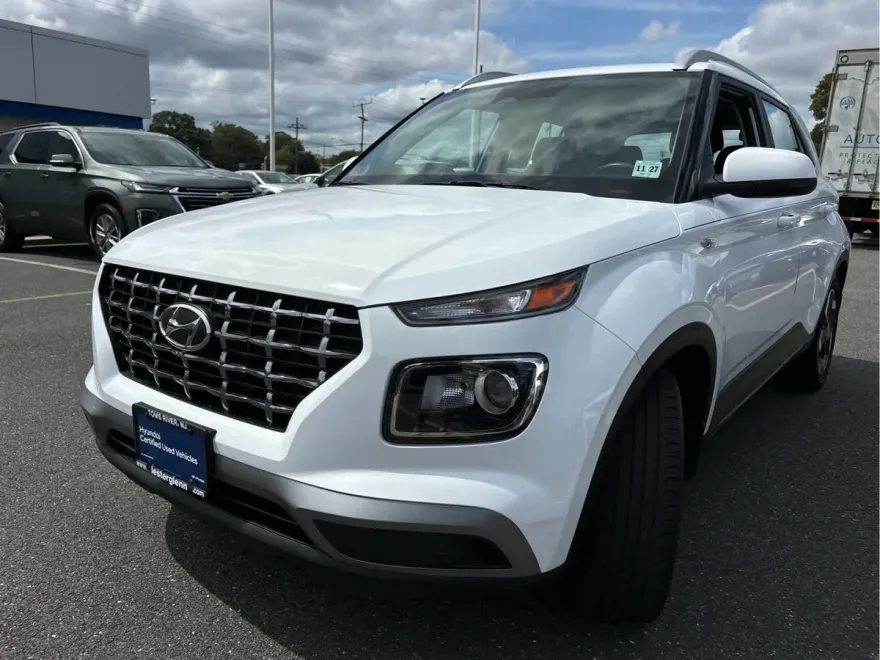 2023 Hyundai Venue SEL photo 1