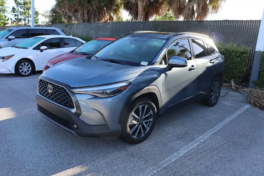 2023 Toyota Corolla Cross XLE photo 1