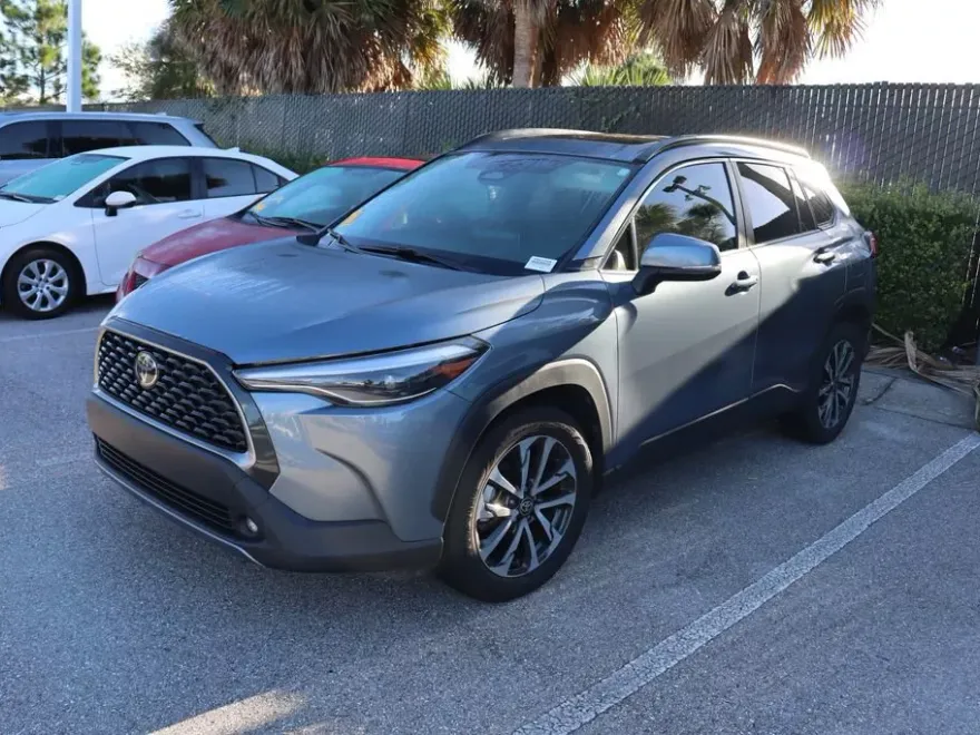 2023 Toyota Corolla Cross XLE photo 1