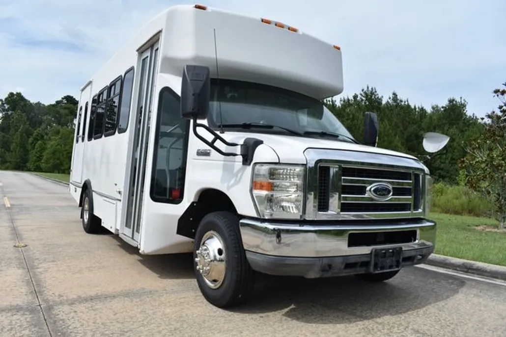 2010 Ford E-450 photo 1