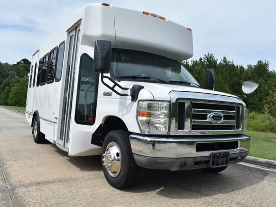 2010 Ford E-450 photo 1