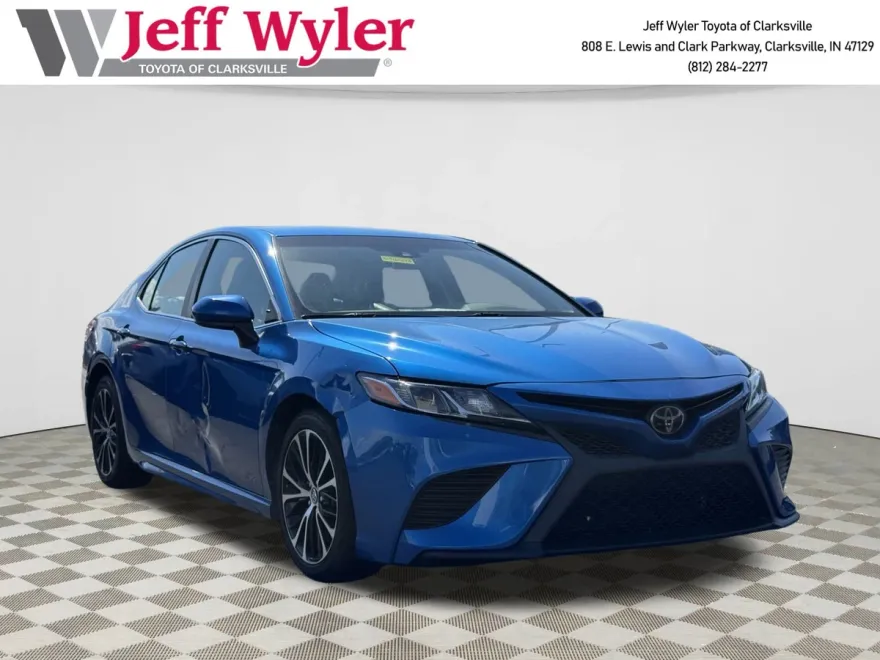 2018 Toyota Camry SE photo 1