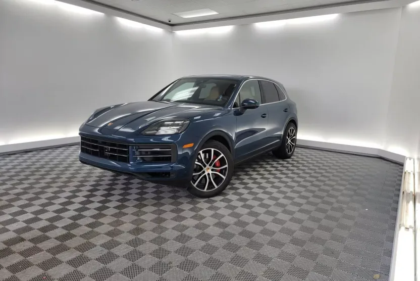 2024 Porsche Cayenne S photo 1
