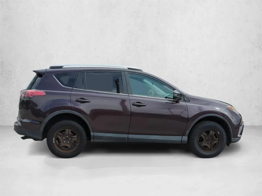 2016 Toyota RAV4 LE photo 1