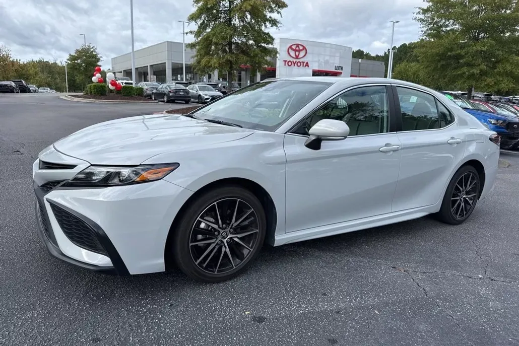 2024 Toyota Camry SE photo 1