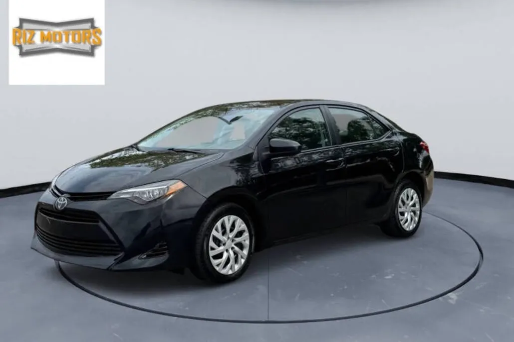 2018 Toyota Corolla LE photo 1