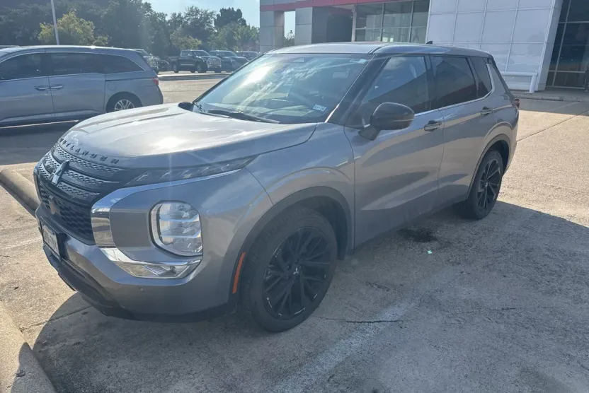 2023 Mitsubishi Outlander SEL photo 1